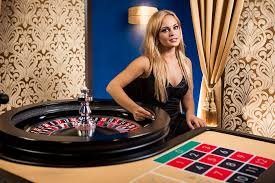 Antarmuka aplikasi mobile rawit138 menampilkan meja live dealer dan menu navigasi utama untuk akses cepat ke sportsbook dan slot.